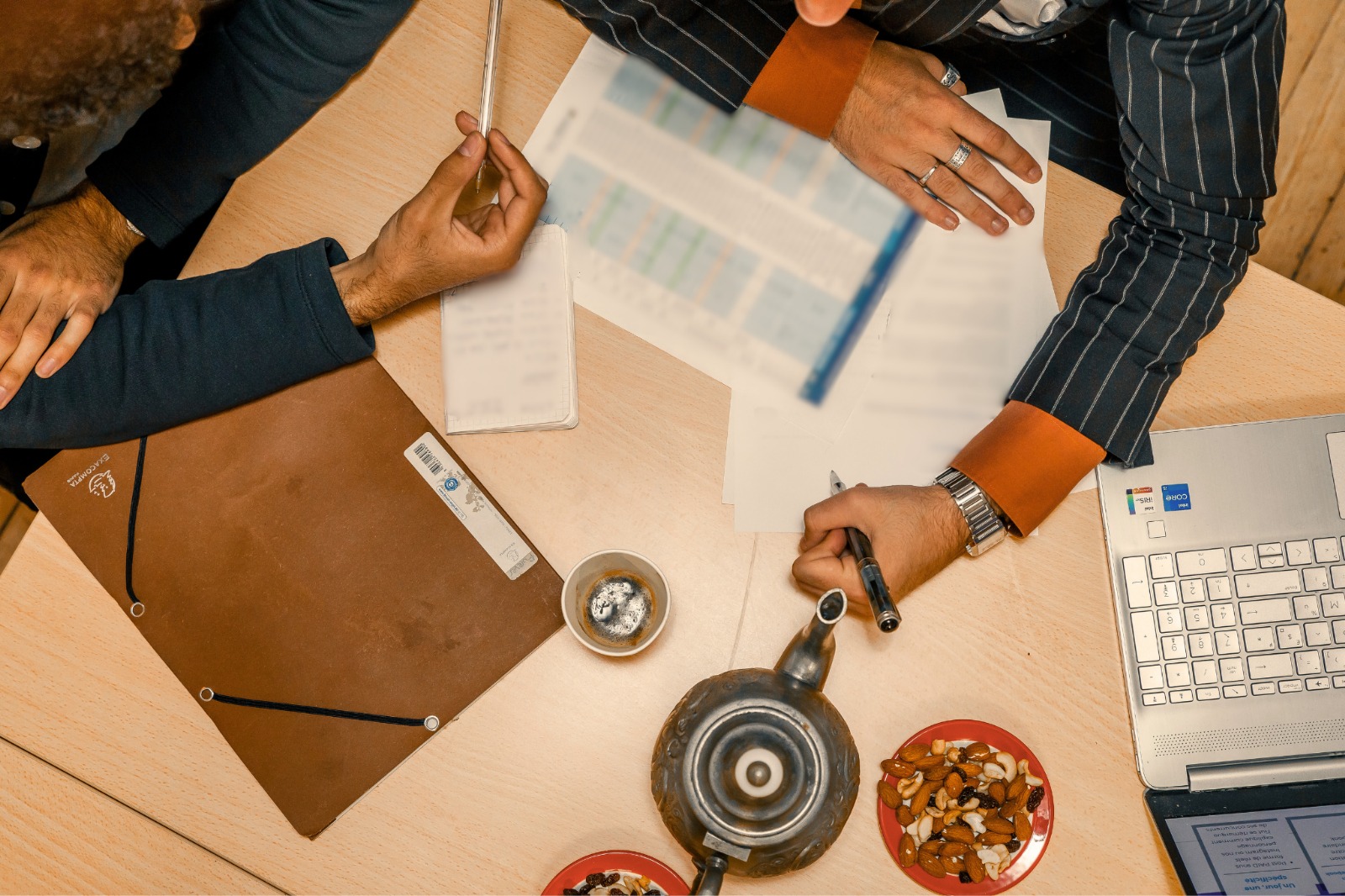 Équipe Chourouk au travail - atelier créatif